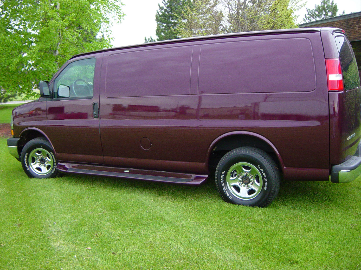 Running Boards Glastep Custom Molded Fiberglass 97-17 GMC Savana Full Size W/O Cladding/Chevrolet Express W/O Cladding 135 Inch Fiberglass Gray Owens Products