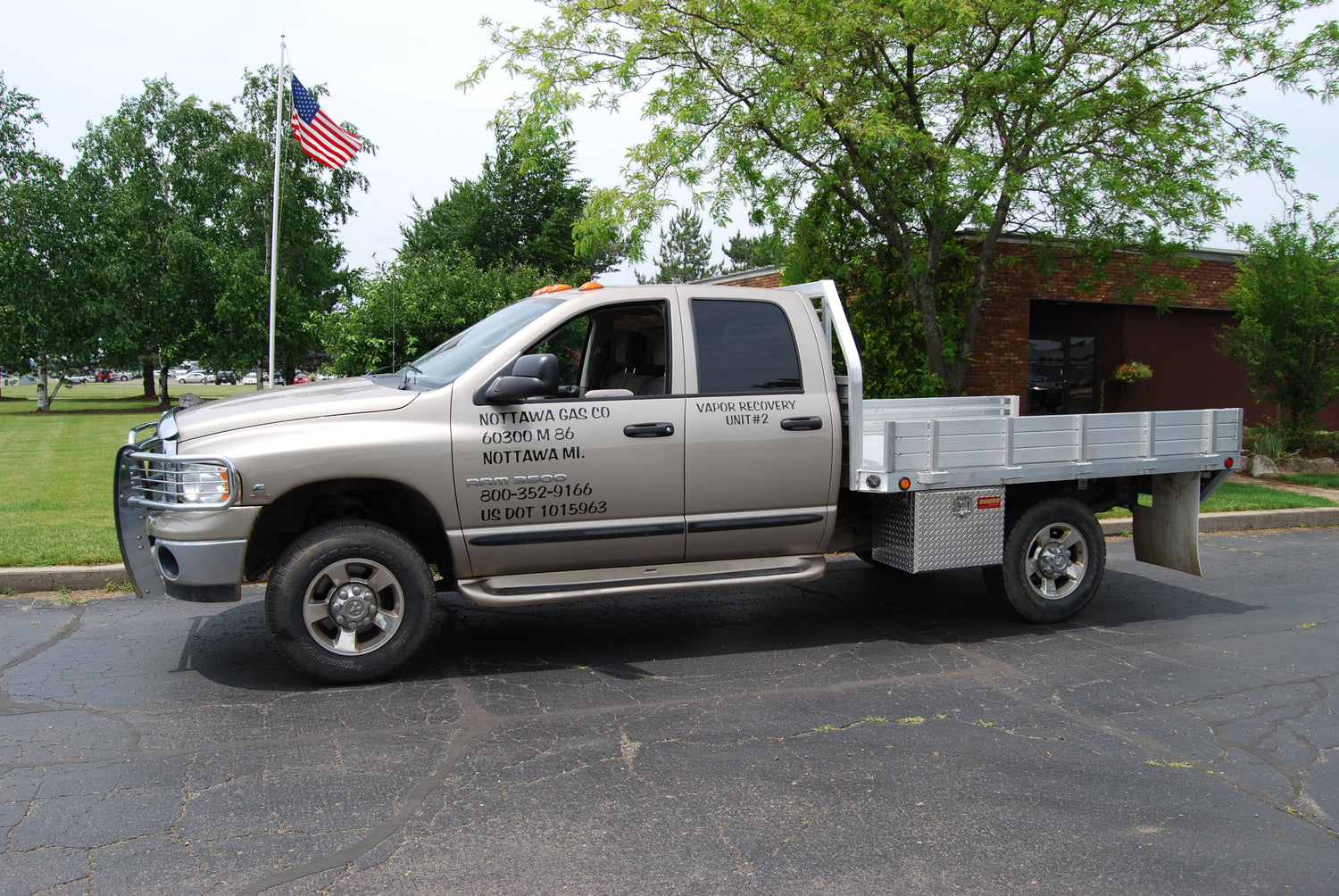 Truck Tool Box 47001 Garrison Series Underbody Chest / 24 Inch / Diamond Tread Aluminum / Bright / Owens Products