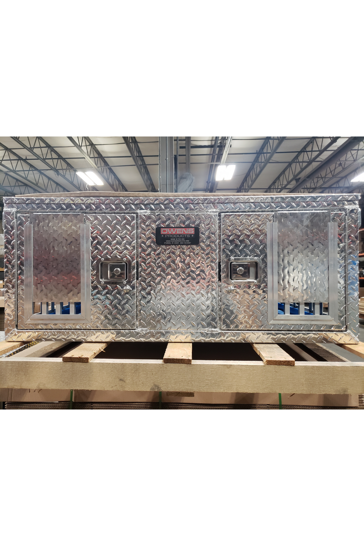 Dog Box 55477 Hunter Series Shallow Double Compartment / 48 W X 36 D X 20 H / Shallow / All Season Vents / Diamond Tread Aluminum / Owens Products