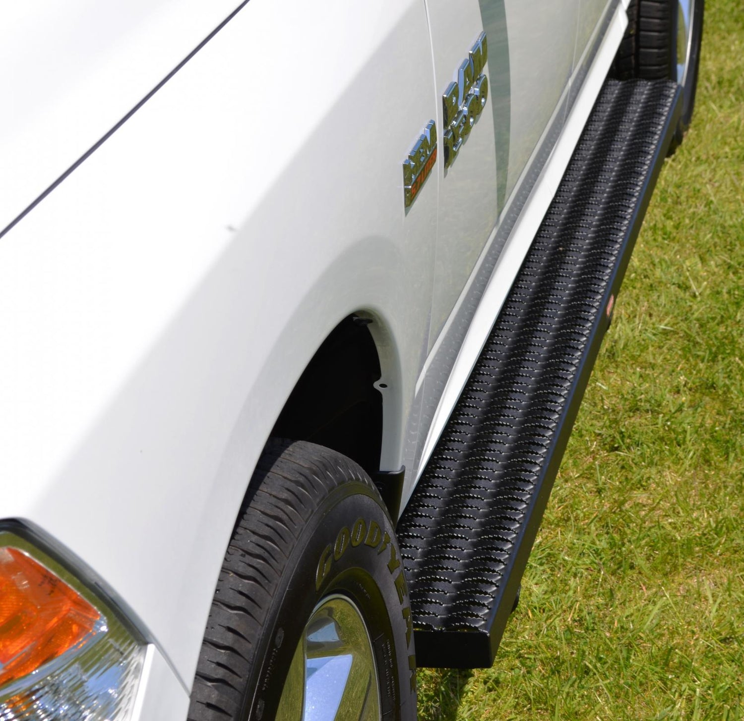 Running Boards Grip Strut Commercial 13-18 Ram 2500/3500 HD W/O Flares 13-18 2500/3500/4500/5500 W/Flares Aluminum Textured Black Owens Products