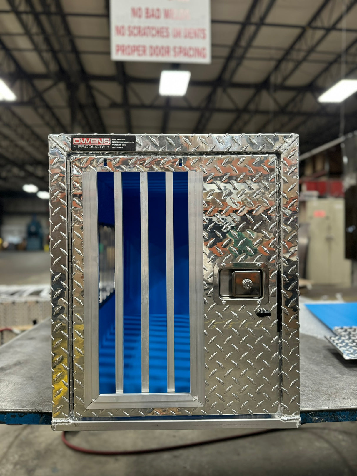 Dog Box 55019 Hunter Series Single Compartment / 21 W x 38 D x 25 H / All Seasons Vents / Diamond Tread Aluminum / Owens Products