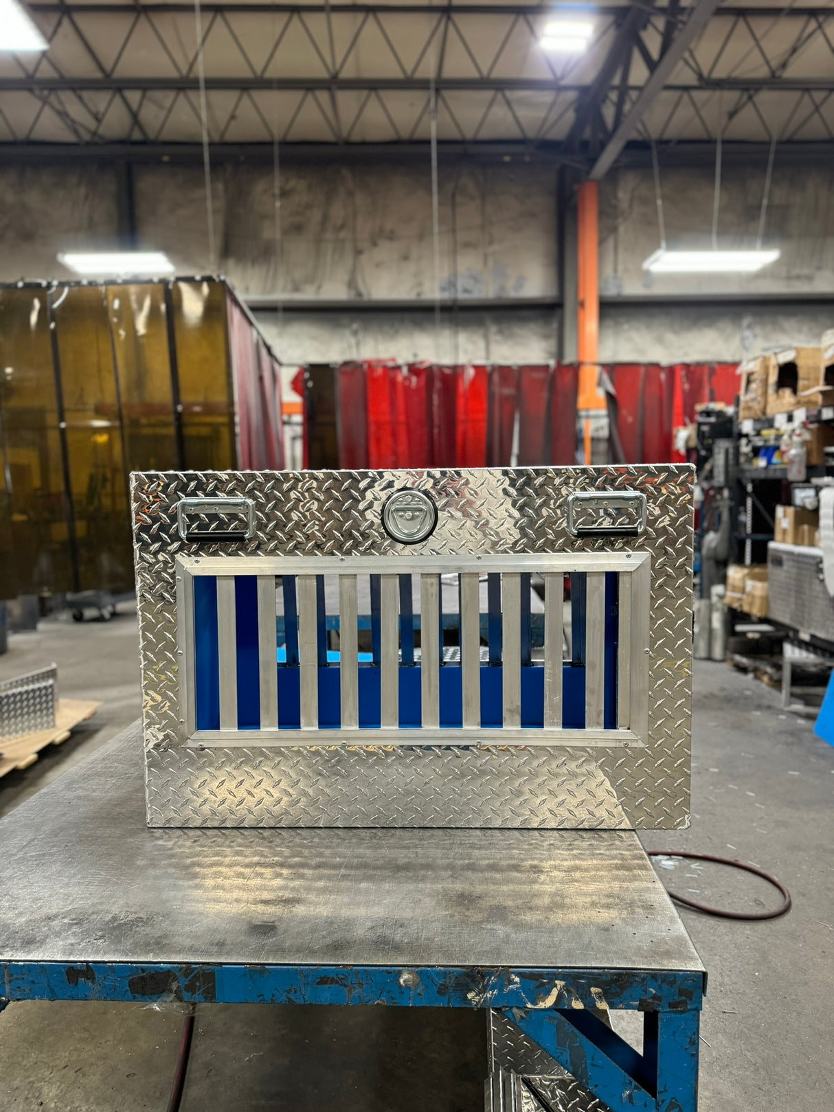 Dog Box 55019 Hunter Series Single Compartment / 21 W x 38 D x 25 H / All Seasons Vents / Diamond Tread Aluminum / Owens Products