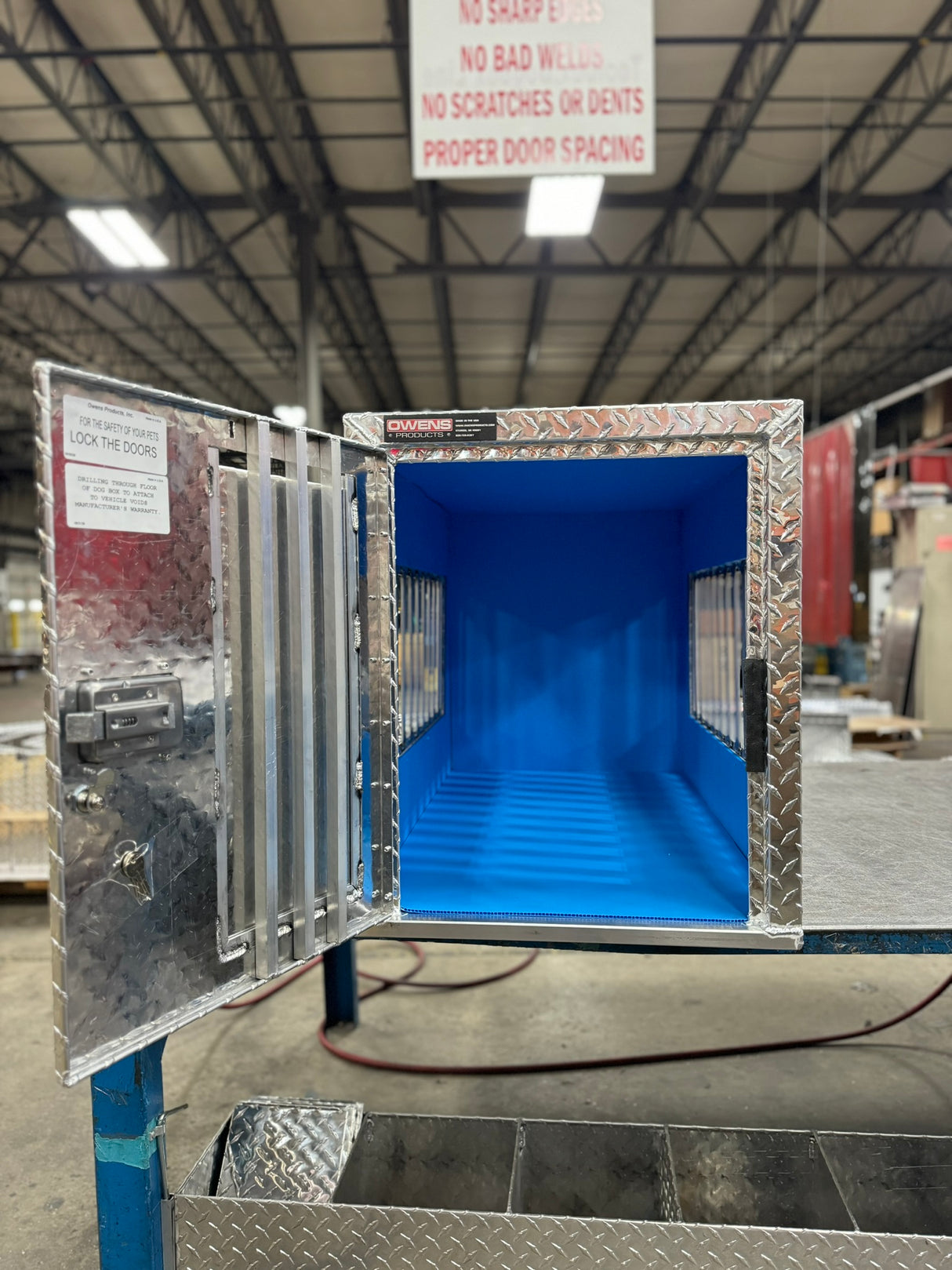 Dog Box 55019 Hunter Series Single Compartment / 21 W x 38 D x 25 H / All Seasons Vents / Diamond Tread Aluminum / Owens Products