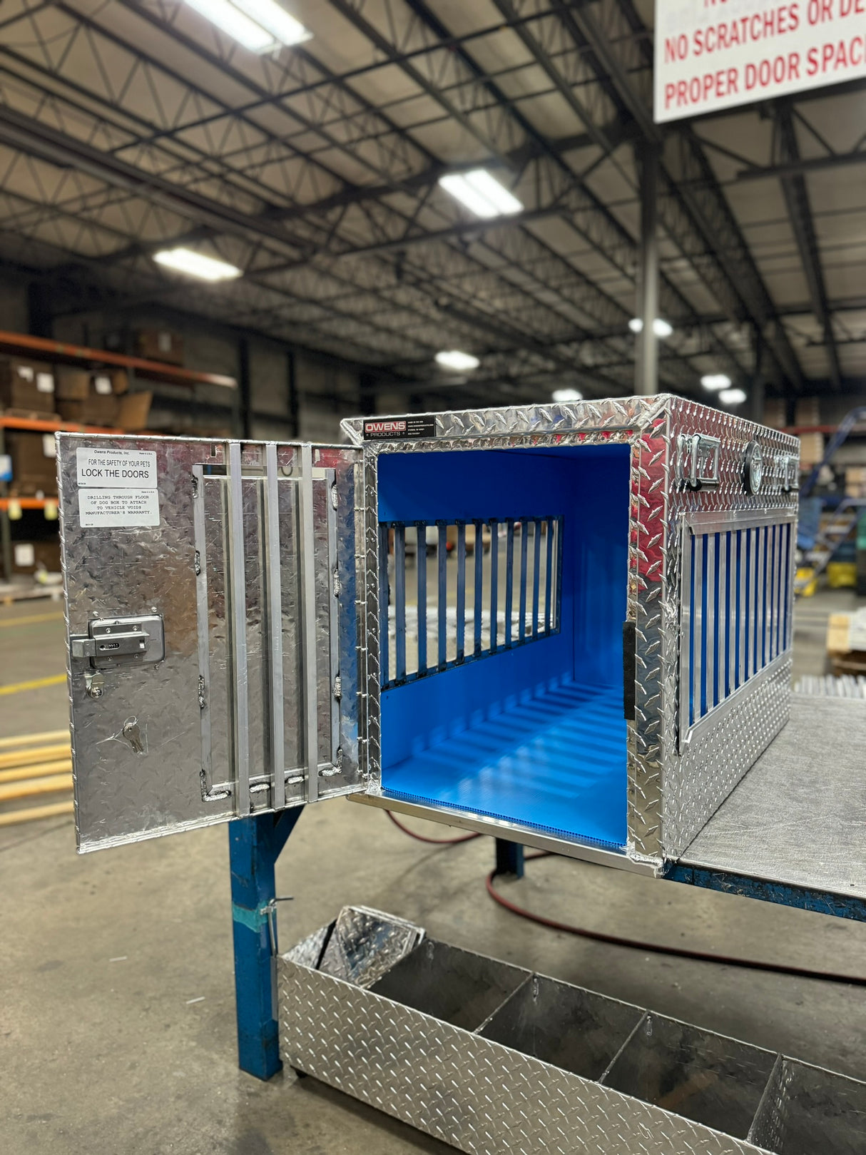 Dog Box 55019 Hunter Series Single Compartment / 21 W x 38 D x 25 H / All Seasons Vents / Diamond Tread Aluminum / Owens Products