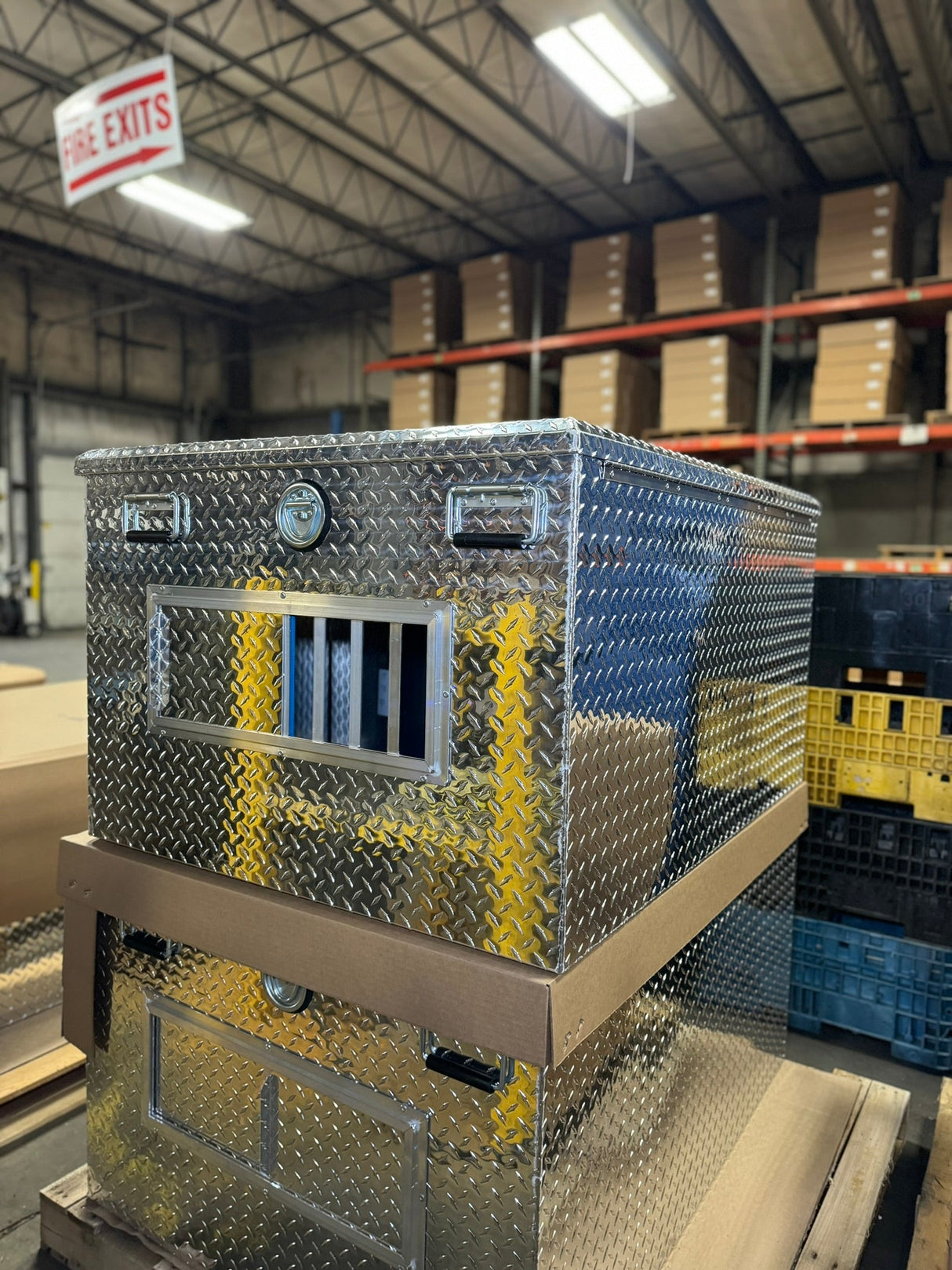 Dog Box 55030 Hunter Series Double Compartment with Top Storage / 48 W x 36 D x 26 H / Shallow / Standard Vents / Diamond Tread Aluminum / Owens Products