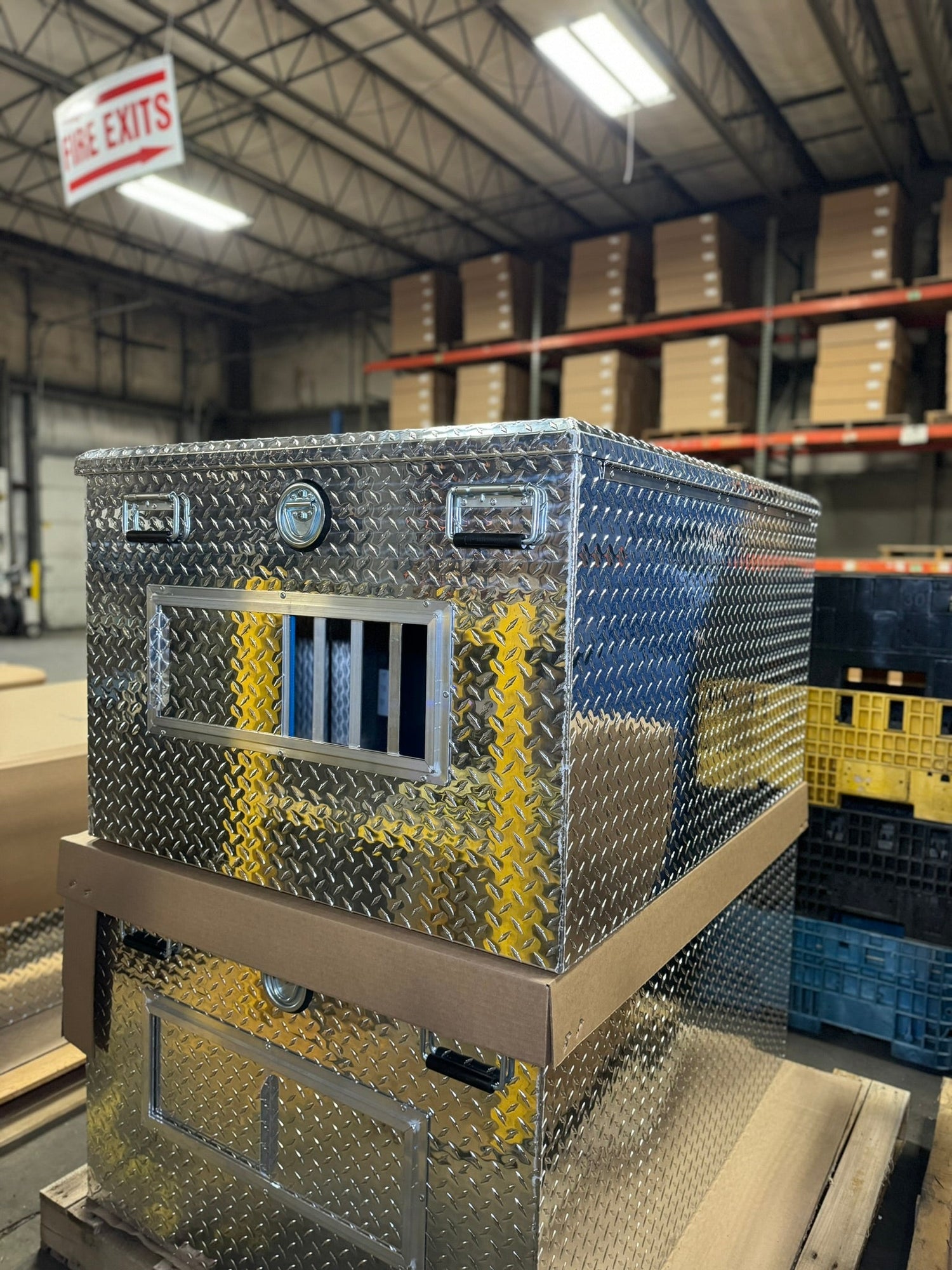 Dog Box 55030 Hunter Series Double Compartment with Top Storage / 48 W x 36 D x 26 H / Shallow / Standard Vents / Diamond Tread Aluminum / Owens Products