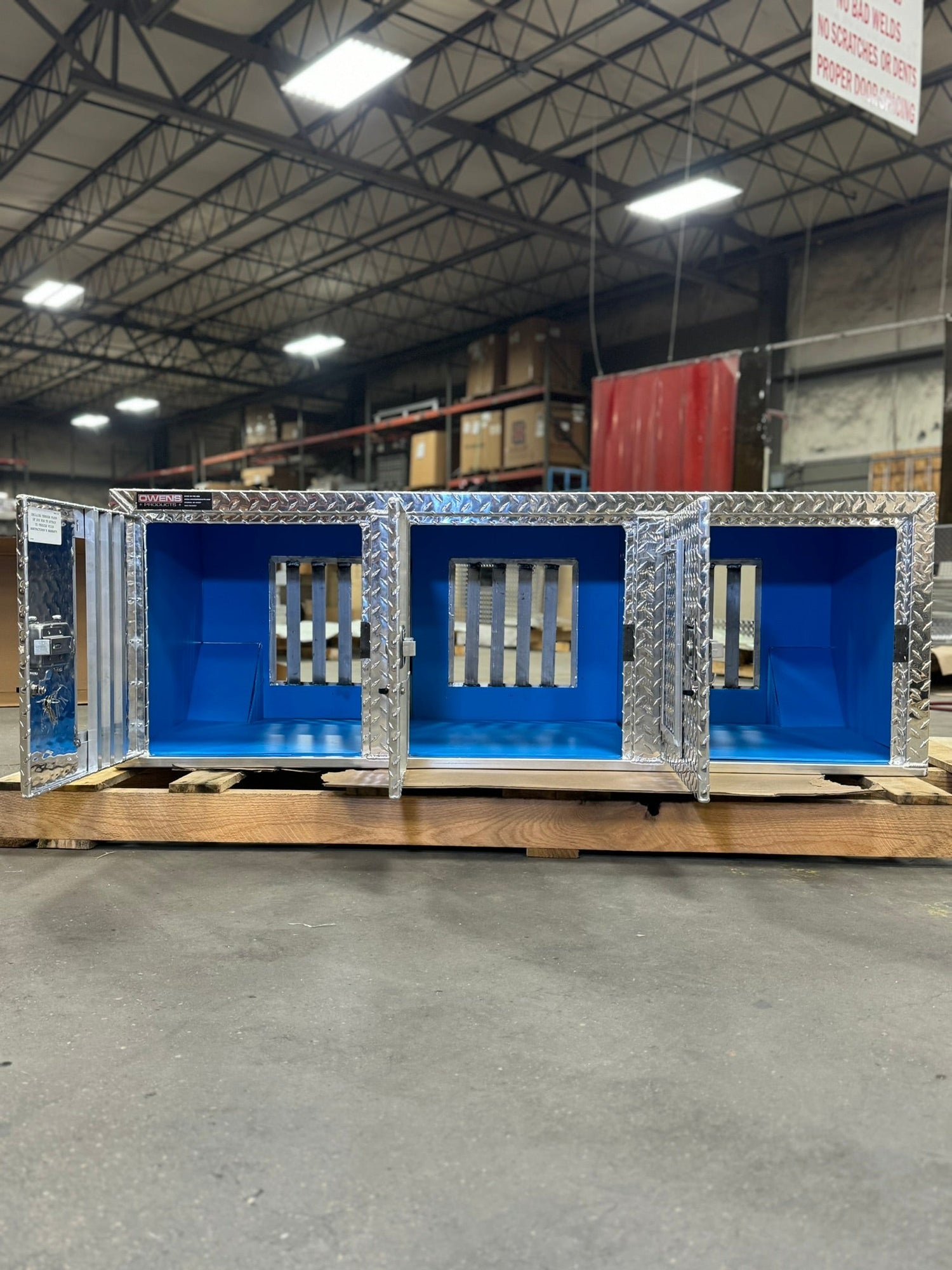 Dog Box 55029 Hunter Series Triple Compartment / 58.5 W X 22.25 D X 20 H / Door And Rear Vents / Diamond Tread Aluminum / Owens Products