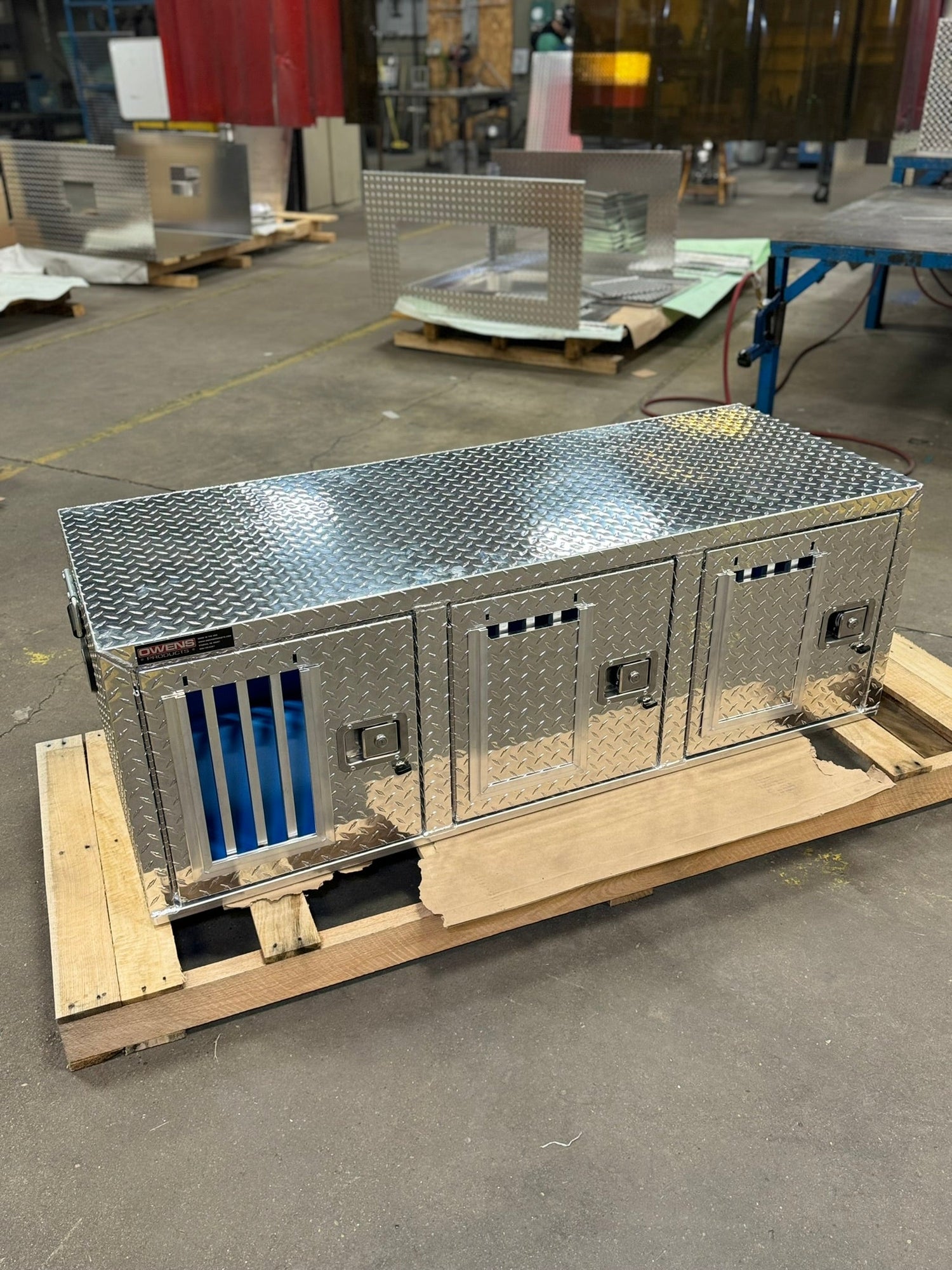 Dog Box 55029 Hunter Series Triple Compartment / 58.5 W X 22.25 D X 20 H / Door And Rear Vents / Diamond Tread Aluminum / Owens Products
