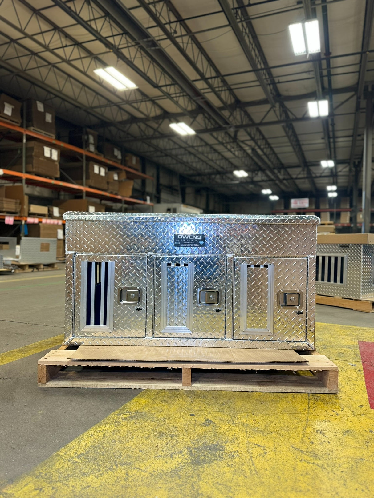 Dog Box 55158 Hunter Series Triple Compartment with No Storage / Tall / 48 W x 36 D x 26 H / Standard Vents / Diamond Tread Aluminum / Owens Products