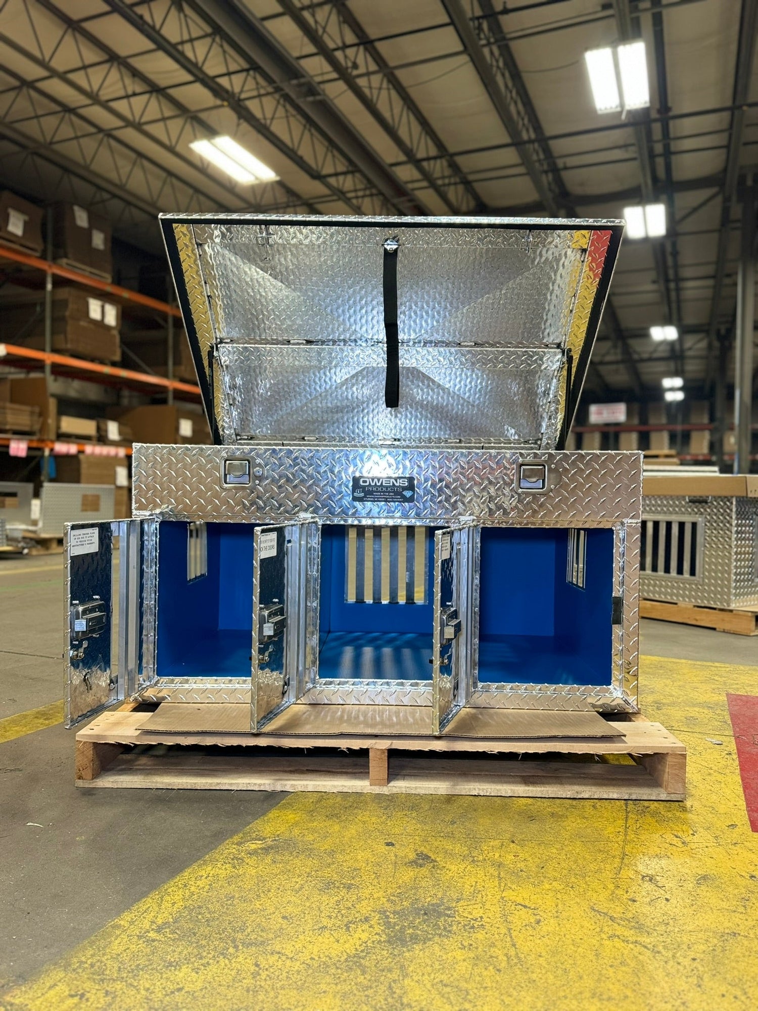 Dog Box 55058 Hunter Series Triple Compartment with Top Storage / 48 W x 36 D x 26 H / Standard Vents with Rear Vent / Diamond Tread Aluminum / Owens Products