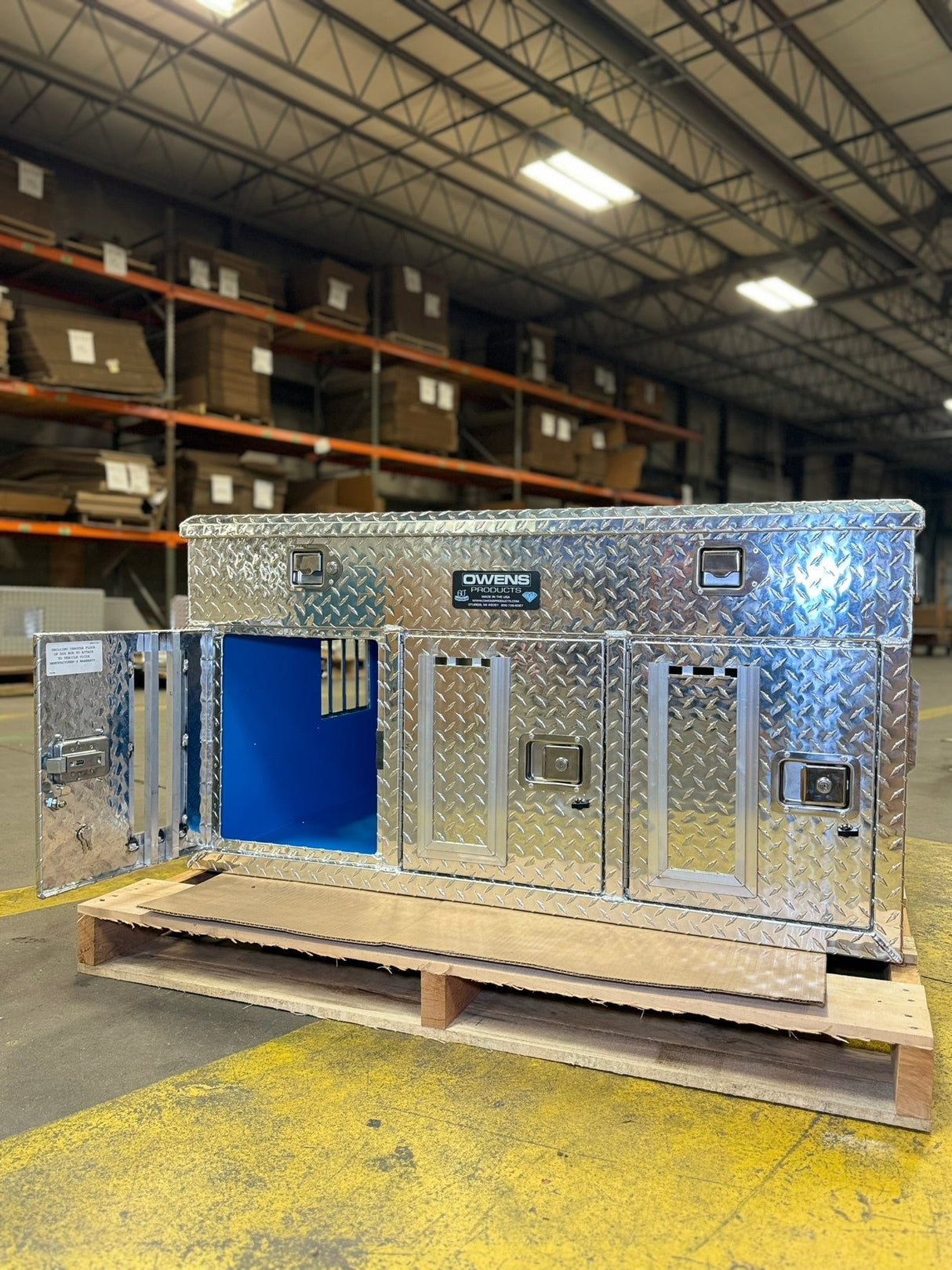 Dog Box 55058 Hunter Series Triple Compartment with Top Storage / 48 W x 36 D x 26 H / Standard Vents with Rear Vent / Diamond Tread Aluminum / Owens Products