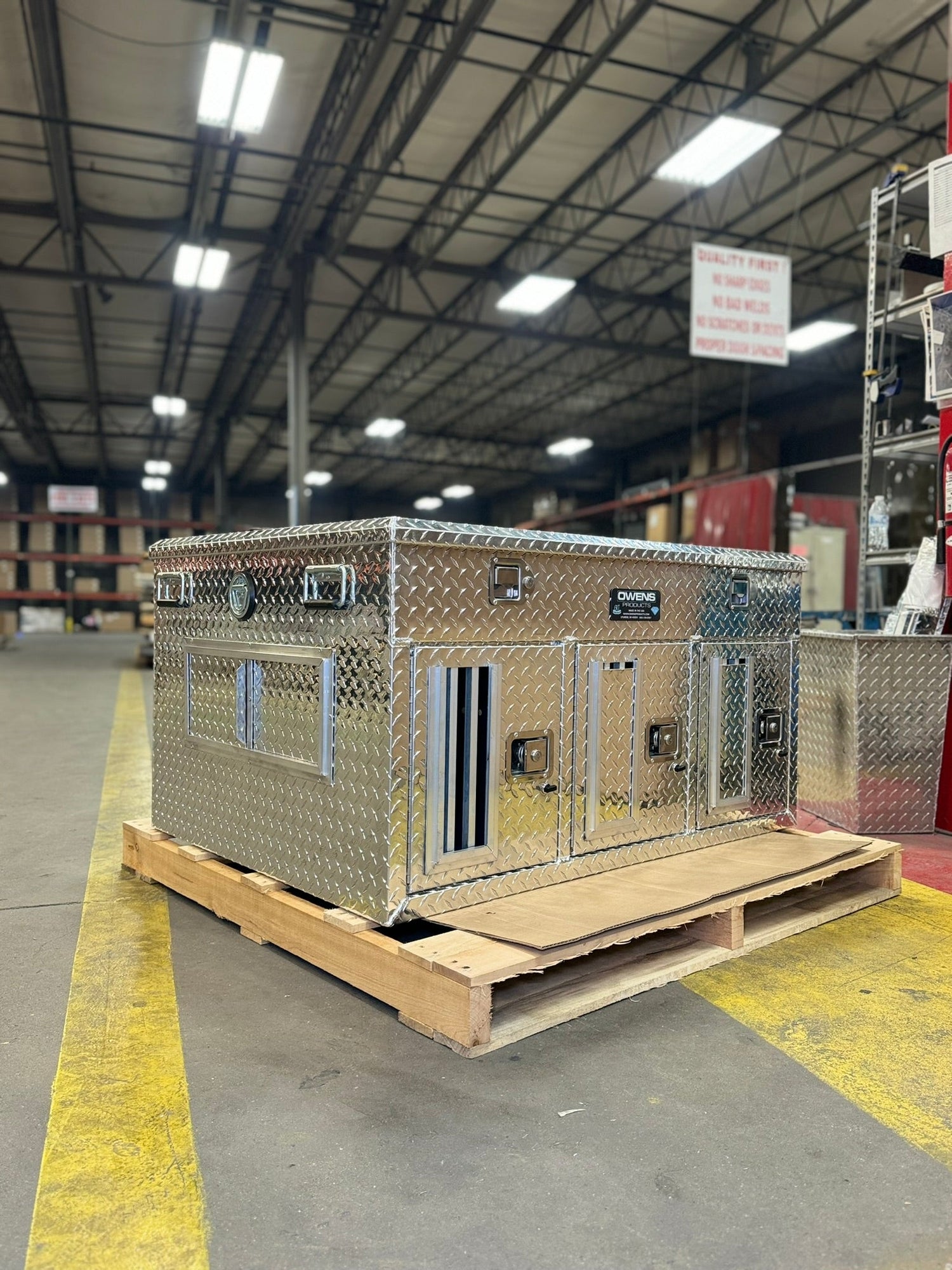 Dog Box 55058 Hunter Series Triple Compartment with Top Storage / 48 W x 36 D x 26 H / Standard Vents with Rear Vent / Diamond Tread Aluminum / Owens Products