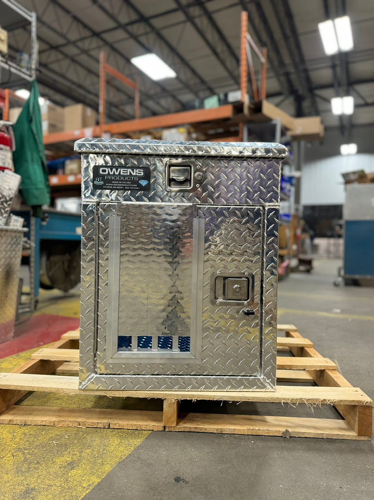 Dog Box 55065 Hunter Series Single Compartment with Top Storage / All Seasons Vents / Diamond Tread Aluminum / Owens Products