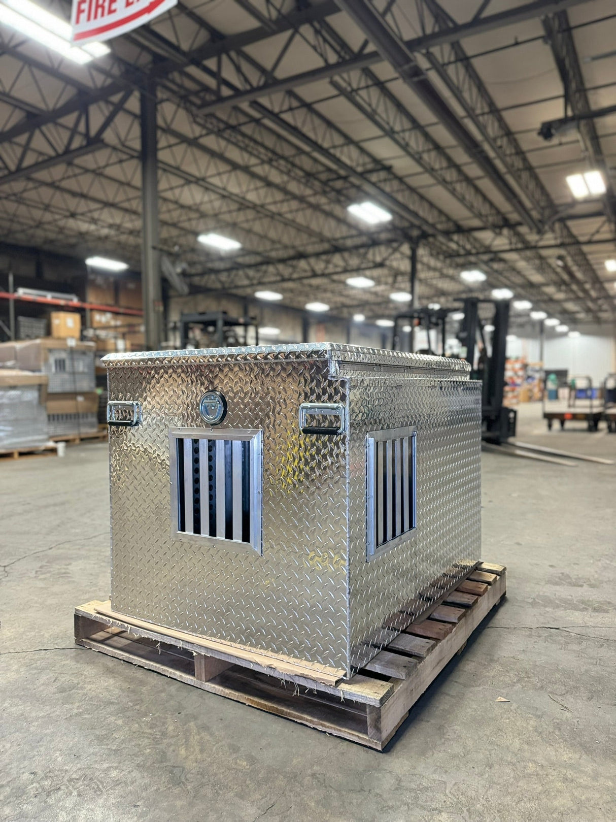 Dog Box 55106 Single Compartment Top And Side Storage UTV Dog Box / 46.5 W x 34.5 D x 32 H / All Season Vents / Diamond Tread Aluminum / Owens Products