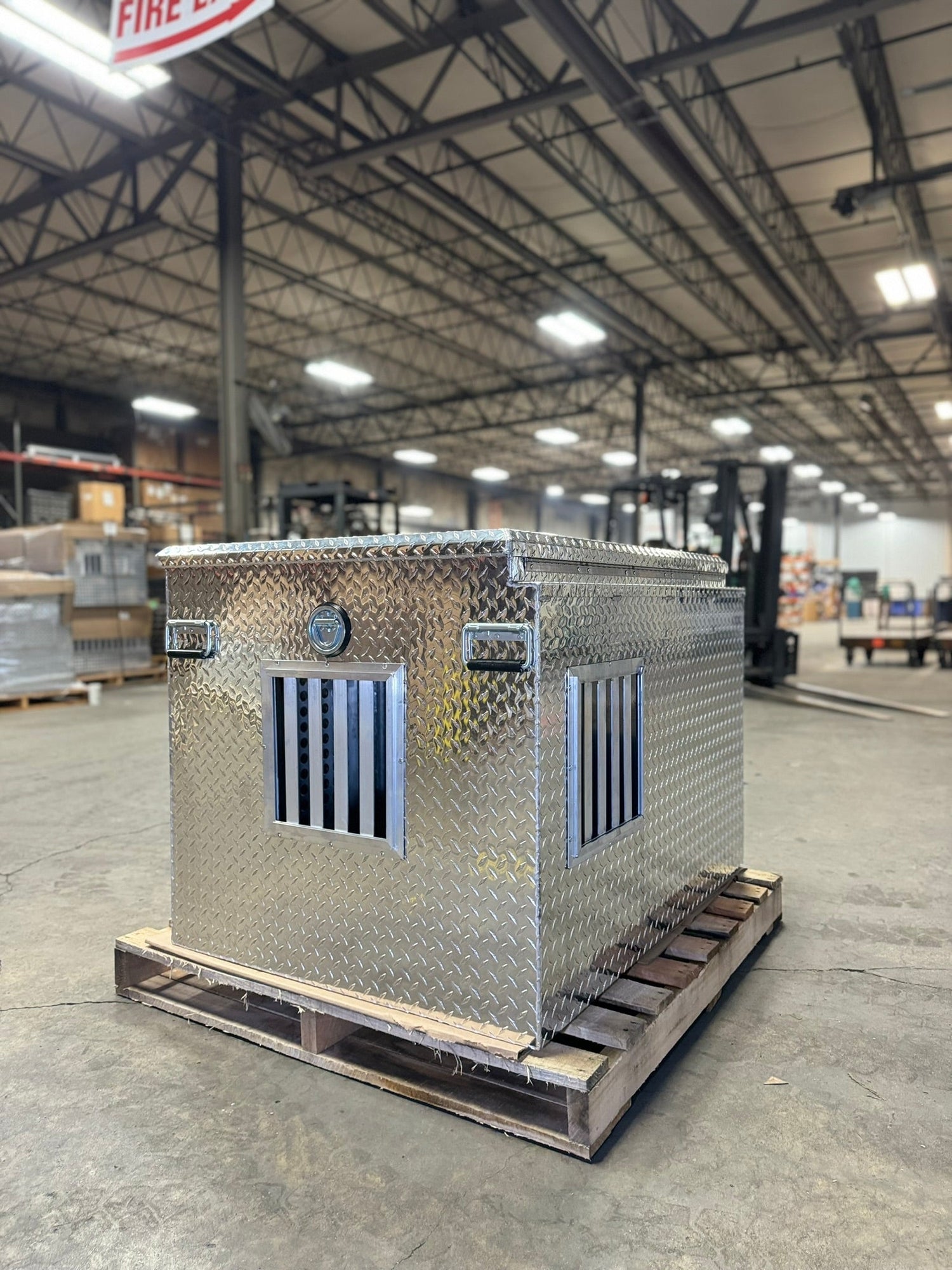 Dog Box 55106 Single Compartment Top And Side Storage UTV Dog Box / 46.5 W x 34.5 D x 32 H / All Season Vents / Diamond Tread Aluminum / Owens Products