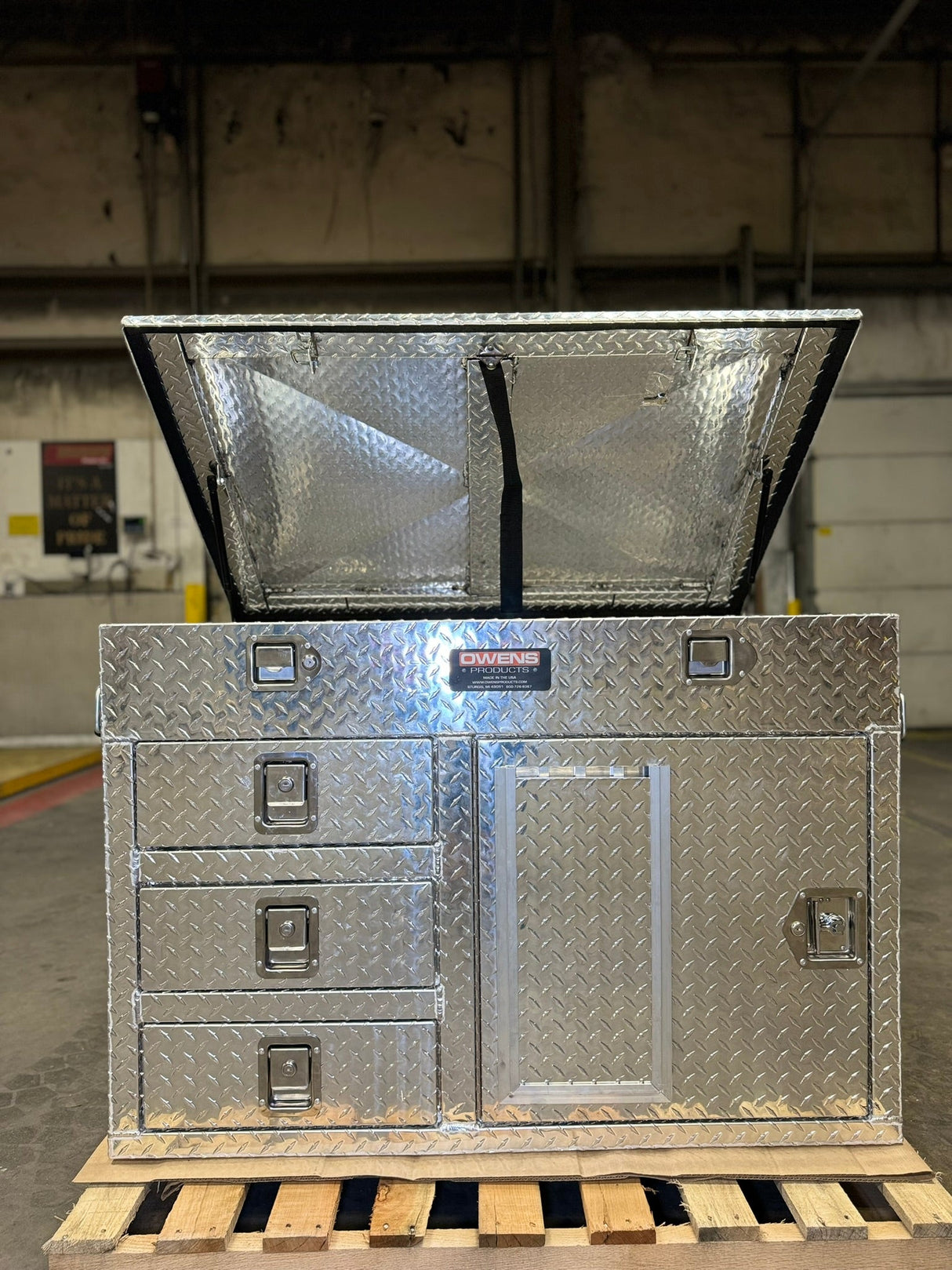 Dog Box 55106 Single Compartment Top And Side Storage UTV Dog Box / 46.5 W x 34.5 D x 32 H / All Season Vents / Diamond Tread Aluminum / Owens Products