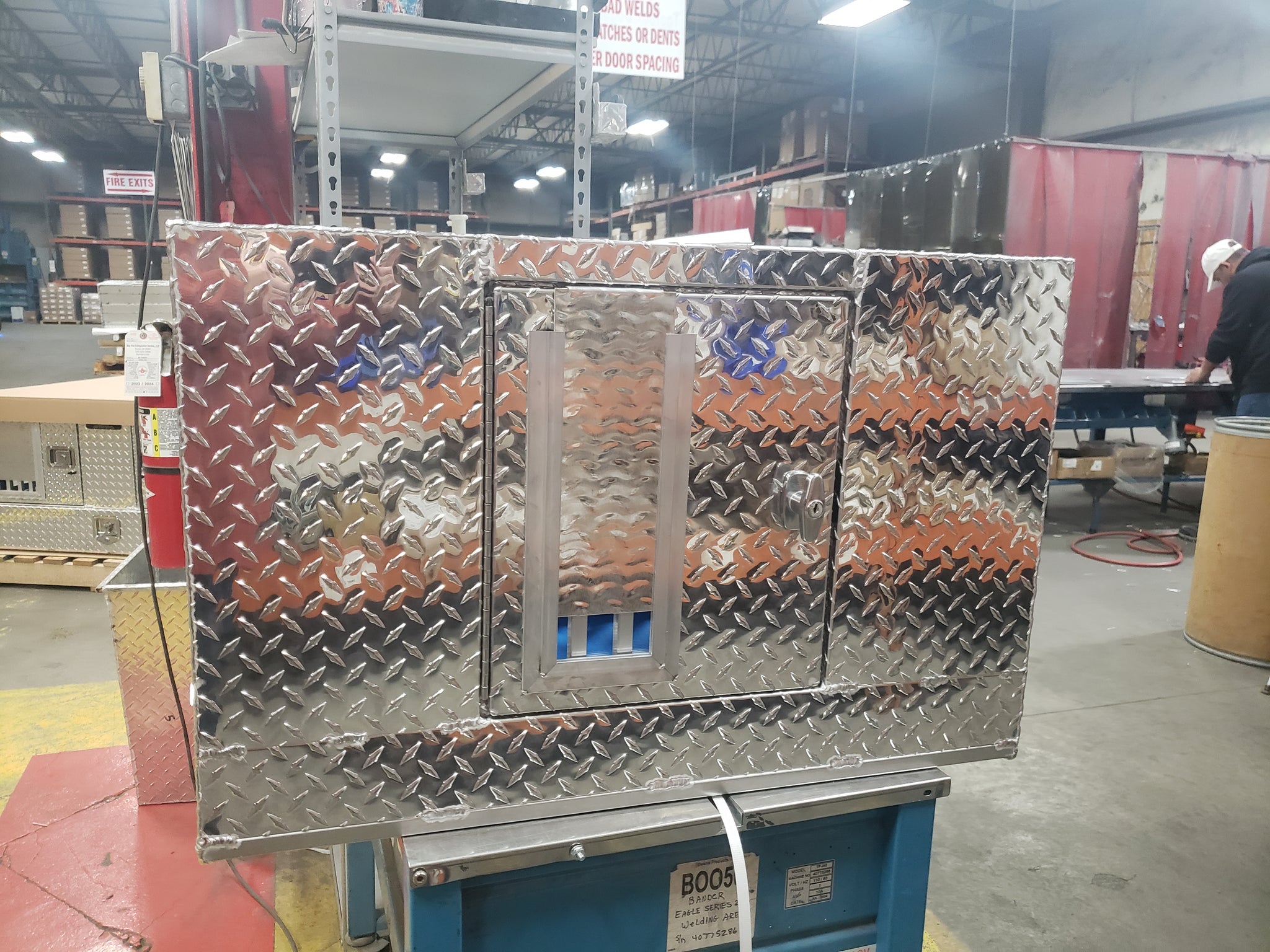 Dog Box 55110 Single Compartment Dog Box / 34 W X 20 D X 22 H / All Season Vents / Diamond Tread Aluminum / Animal Control Dog Box / Owens Products Hunter Series Owens Products