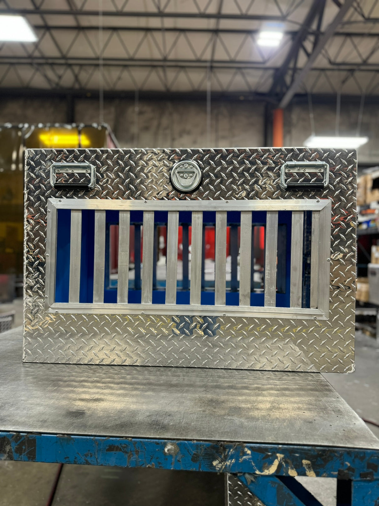 Dog Box 55019 Hunter Series Single Compartment / 21 W x 38 D x 25 H / All Seasons Vents / Diamond Tread Aluminum / Owens Products