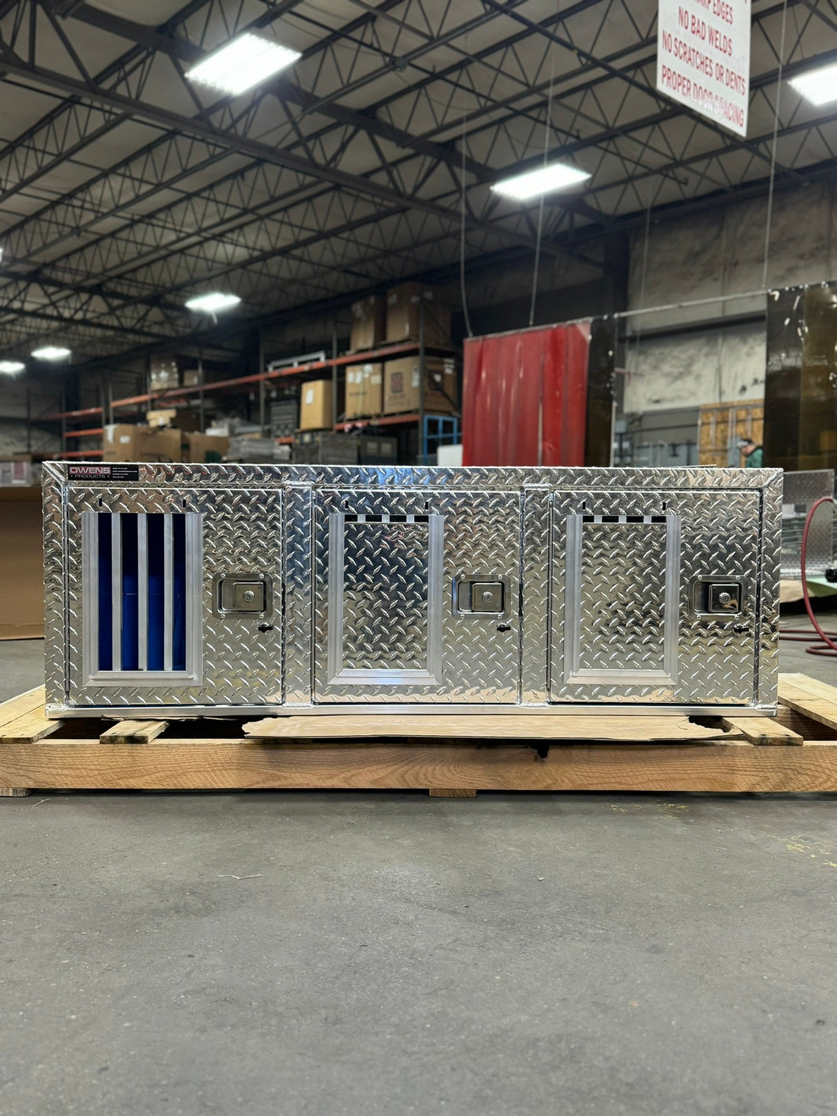 Dog Box 55029 Hunter Series Triple Compartment / 58.5 W X 22.25 D X 20 H / Door And Rear Vents / Diamond Tread Aluminum / Owens Products