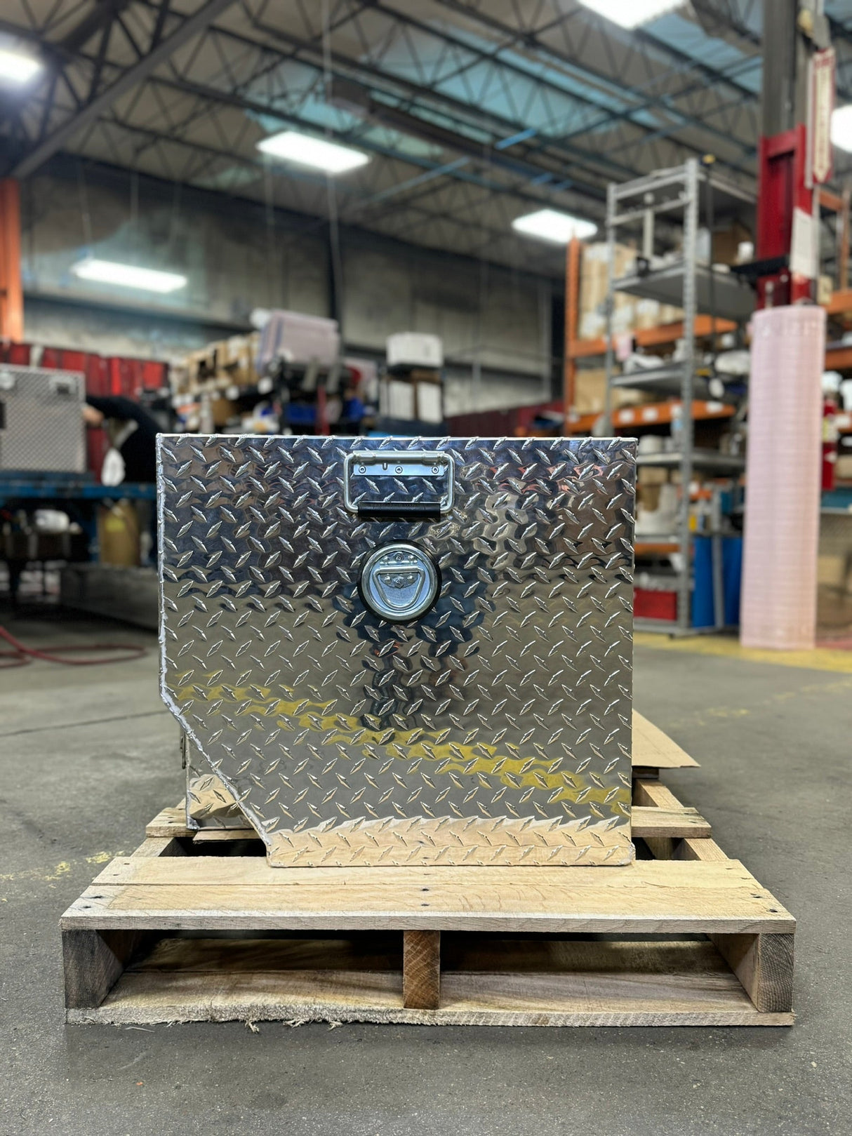 Dog Box 55029 Hunter Series Triple Compartment / 58.5 W X 22.25 D X 20 H / Door And Rear Vents / Diamond Tread Aluminum / Owens Products