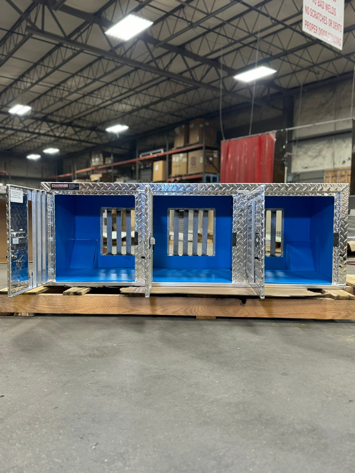 Dog Box 55029 Hunter Series Triple Compartment / 58.5 W X 22.25 D X 20 H / Door And Rear Vents / Diamond Tread Aluminum / Owens Products