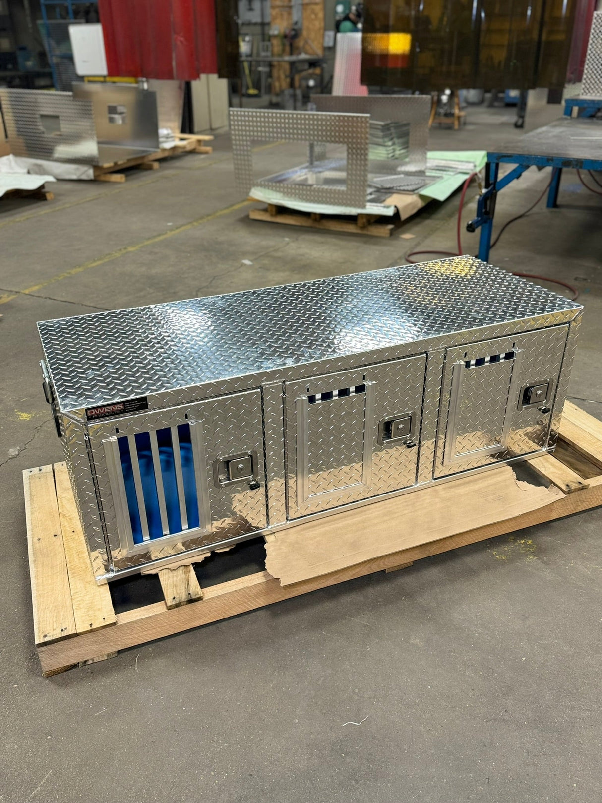 Dog Box 55029 Hunter Series Triple Compartment / 58.5 W X 22.25 D X 20 H / Door And Rear Vents / Diamond Tread Aluminum / Owens Products