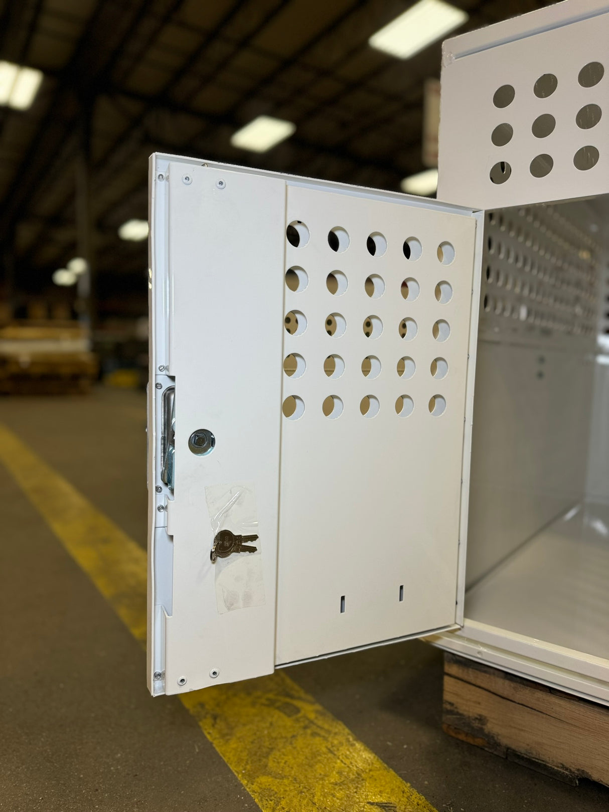 Dog Crate 55331 Professional K9 Series XL Tactical Single Compartment / End Door / 26 W x 40 D x 30 H / Holes for Ventilation / White / Mill Finish Aluminum / Owens Products