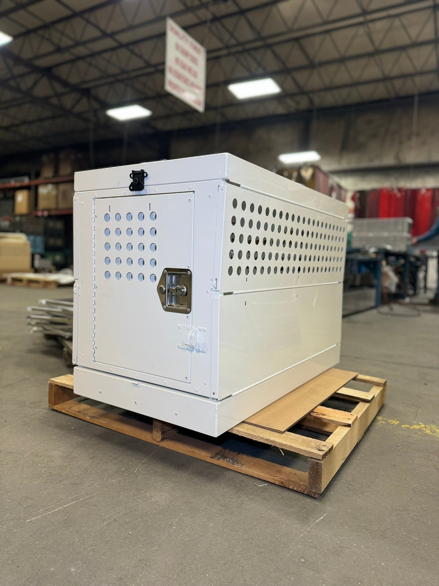 Dog Crate 55318 Professional K9 Series Large Collapsible Working Dog Crate / Single Compartment / 22.25 W x 34 D x 29 H / Mill Finish Aluminum / White / Owens Products