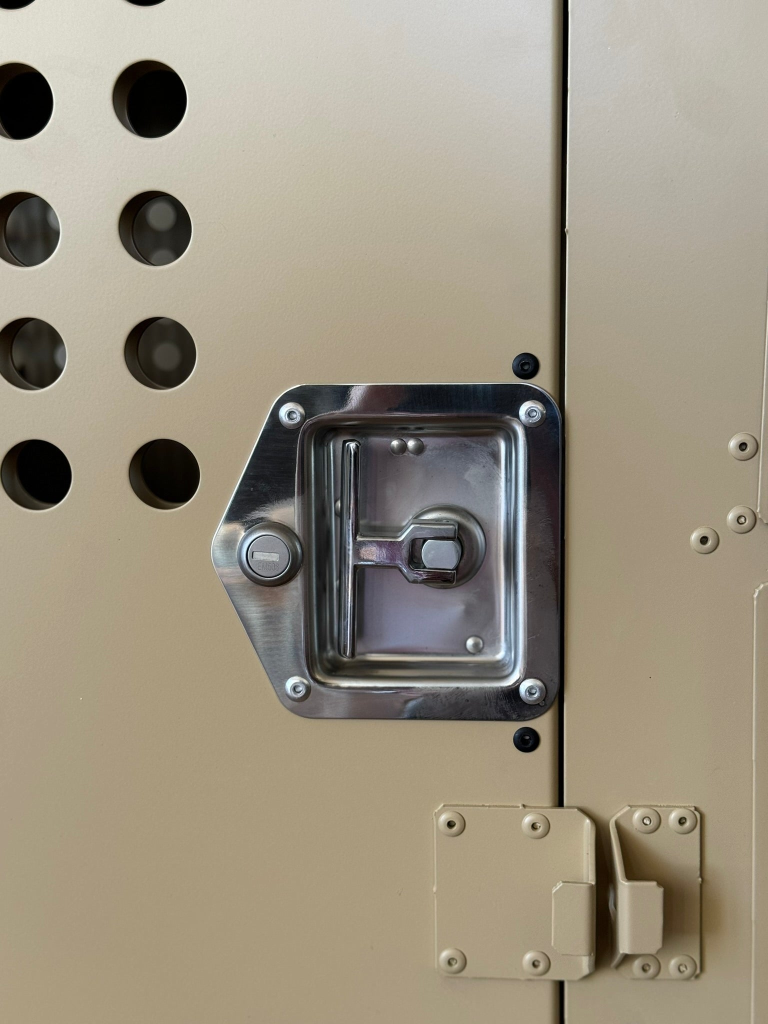 Dog Crate 55314 Professional K9 Series Large Collapsible Working Dog Crate / Single Compartment / 22.25 W x 34 D x 29 H / Mill Finish Aluminum / Tan / Owens Products