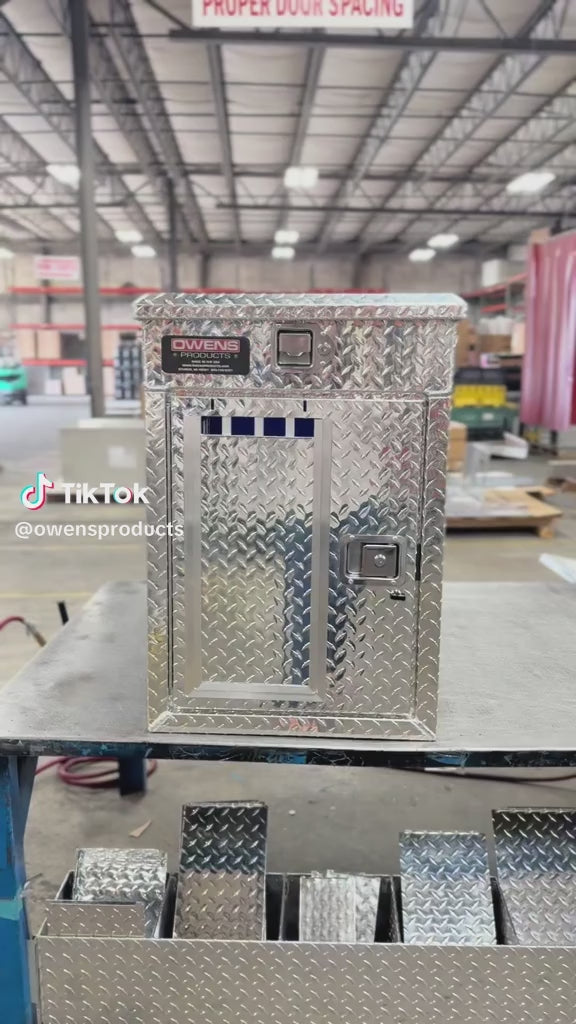 Dog Box 55070 Hunter Series Single Compartment with Top Storage / Tall / 21 W x 38 D x 31 H / All Season Vents / Diamond Tread Aluminum / Owens Products