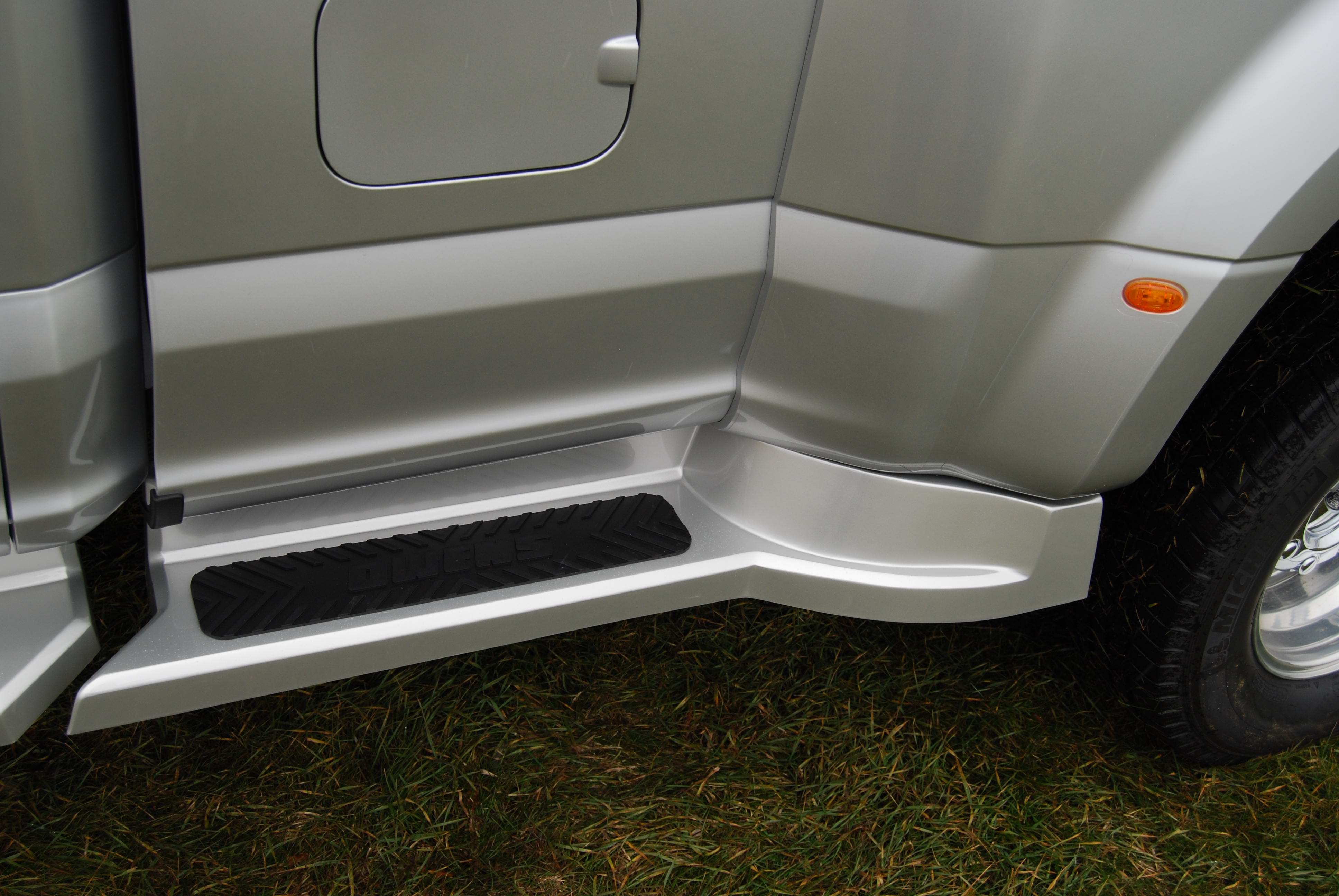 Running Boards 31004 GlaStep Plus Custom Molded Fiberglass / 8 Foot